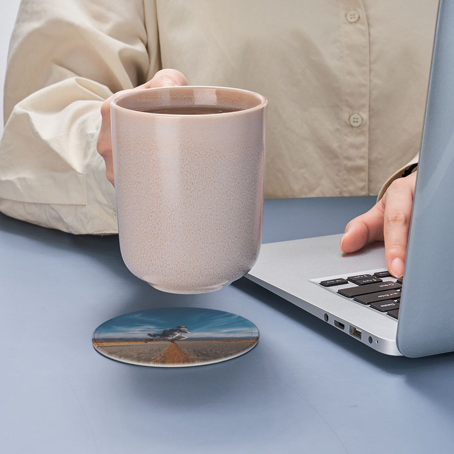 Free - Roaming Road Round Leather Coaster Set - Creative Non - Slip Heat - Resistant Coasters (With Storage Tray, Diameter 10cm)