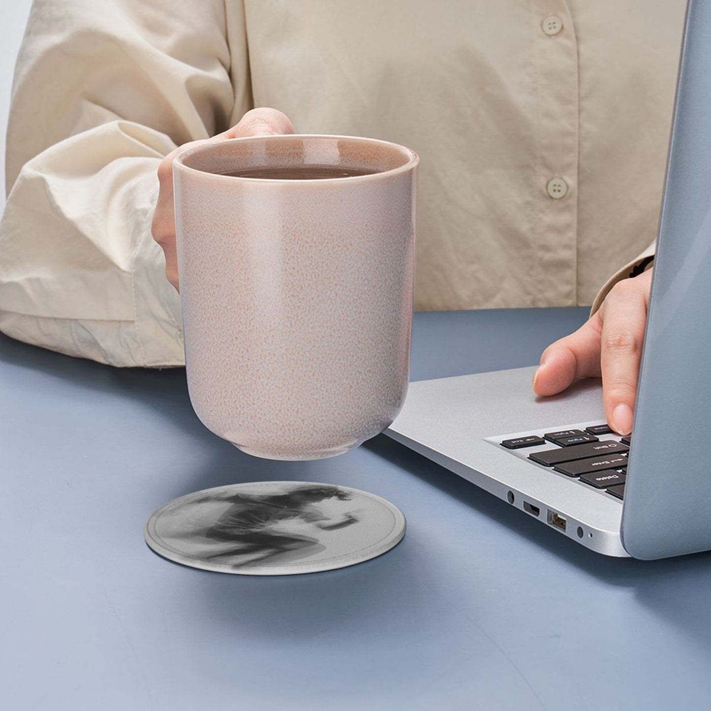 Dynamic Figure Silhouette Round Leather Coaster Set - Creative Non - Slip Heat - Resistant Coasters (With Storage Tray, Diameter 10cm)